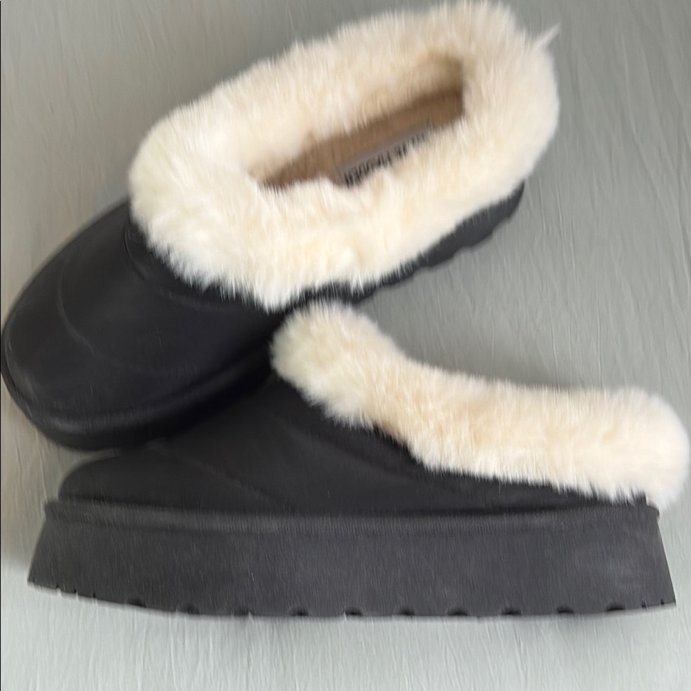 Steve Madden Black and Cream Cozy Slippers